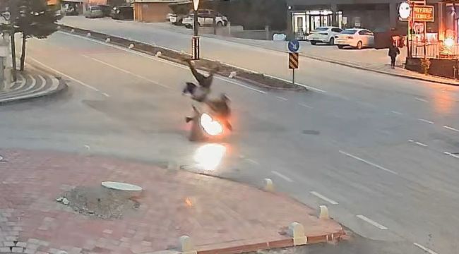 Karaman'da motosikletin çarptığı yaya ile sürücü yaralandı