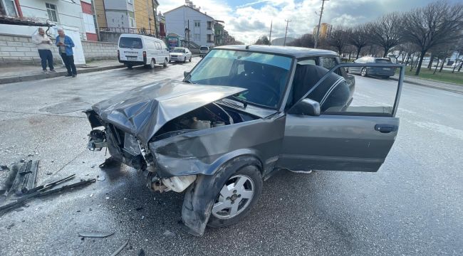 Karaman'da otomobille minibüs çarpıştı: 2 yaralı