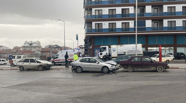 Karaman'da üç aracın karıştığı zincirleme kazada 1 kişi yaralandı