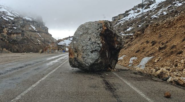 Karaman'da yola dev kaya düştü 
