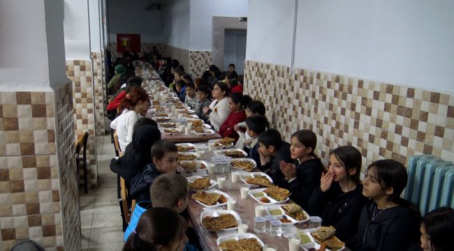 Köy okulunda öğrencilere restoran tadında iftar yemeği 