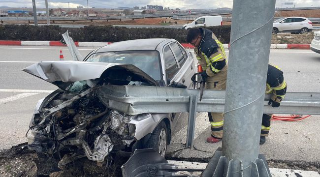 Otomobilin bariyere ok gibi saplandığı kazada 2 kişi yaralandı 
