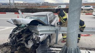 Otomobilin bariyere ok gibi saplandığı kazada 2 kişi yaralandı 