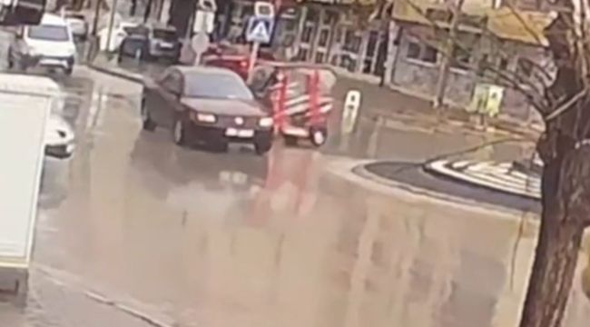 Otomobille çarpışan üç tekerlekli elektrikli bisiklet devrildi: 1 yaralı 