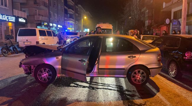 Park halindeki araca çarpan otomobildeki 2 kişi yaralandı 