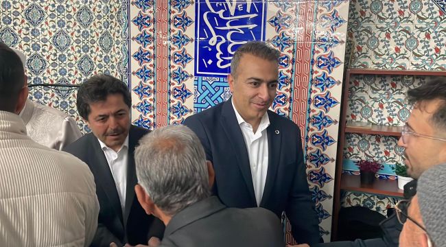 Vali Çiçek, namaz sonrası vatandaşlarla bayramlaştı