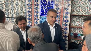 Vali Çiçek, namaz sonrası vatandaşlarla bayramlaştı