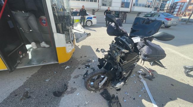 Yolcu otobüsüyle motokurye çarpıştı: 1 yaralı 