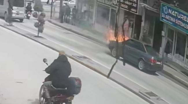 Alev alan otomobili esnaf hortumla su sıkarak söndürdü 