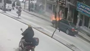 Alev alan otomobili esnaf hortumla su sıkarak söndürdü 