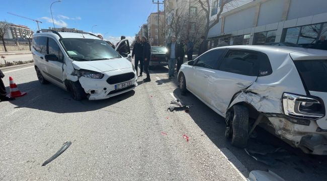  Hafif ticari araç park halindeki otomobillere çarptı: 1 yaralı