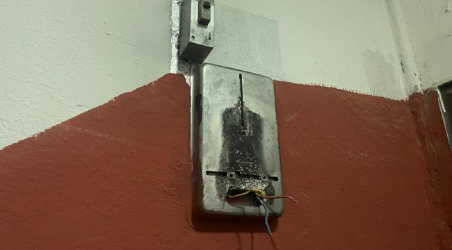 Hırsızlar evin elektrik sayacını çaldı 