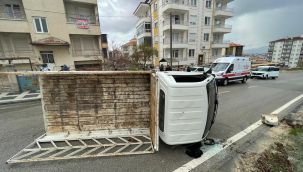 Kamyonet refüje çarparak devrildi: 2 yaralı 