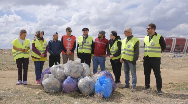Karaman'da doğaya atılan çöpler toplandı