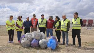 Karaman'da doğaya atılan çöpler toplandı
