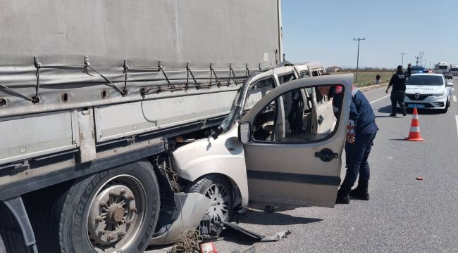 Karaman'da hafif ticari araç tırın dorsesine ok gibi saplandı: 1 ağır yaralı