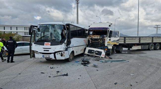 Karaman'da işçi servisi ile tır çarpıştı: 12 yaralı 