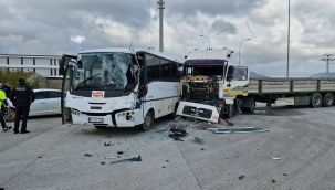 Karaman'da işçi servisi ile tır çarpıştı: 12 yaralı 