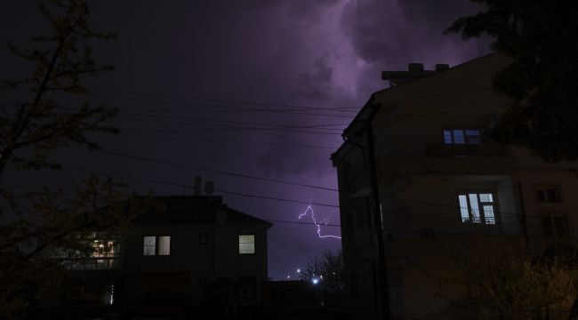 Karaman'da şimşekler geceyi aydınlattı 