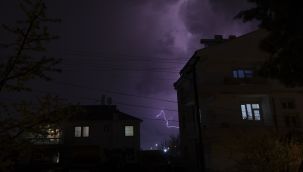 Karaman'da şimşekler geceyi aydınlattı 