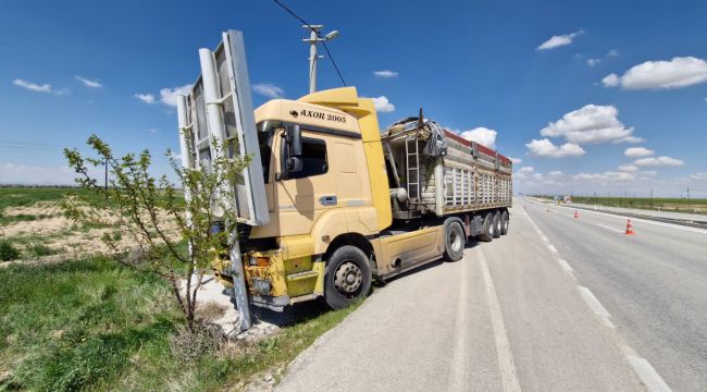 Karaman'da tır reklam tabelasına çarptı: 4 yaralı 