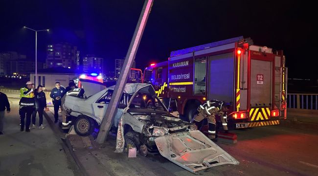 Otomobil aydınlatma direğine çarptı: 1'i ağır 2 yaralı
