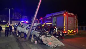 Otomobil aydınlatma direğine çarptı: 1'i ağır 2 yaralı