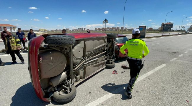Park halindeki araca çarpan otomobilin devrildi: 1 yaralı 
