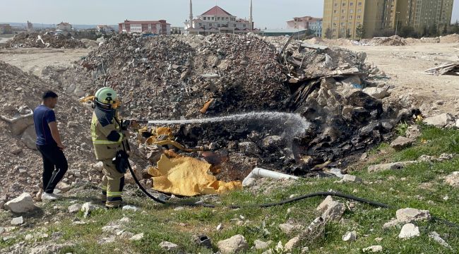 Tutuşan atık malzemeler itfaiye ekiplerince söndürüldü