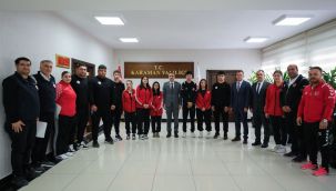 Vali Çiçek, başarılı sporcuları kabul etti