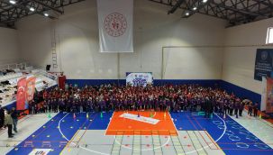 Bin 500 öğrenci Dünya Çocuk Atletizm Günü'nde hem eğlendi hem spor yaptı 