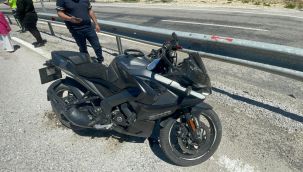 Karaman'da bariyerlere çarpan motosikletin sürücüsü yaralandı 