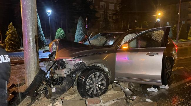 Karaman'da cip trafik levhasına çarptı: 1 yaralı 