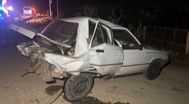 Hafif ticari araç, otomobile arkadan çarptı: 2 yaralı 