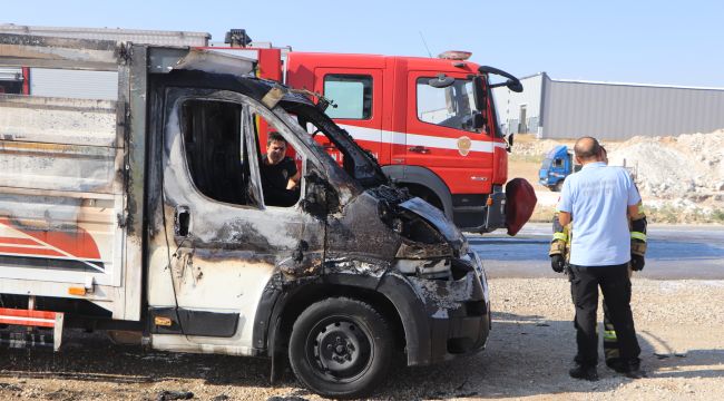 Karaman'da kamyonet alevlere teslim oldu 