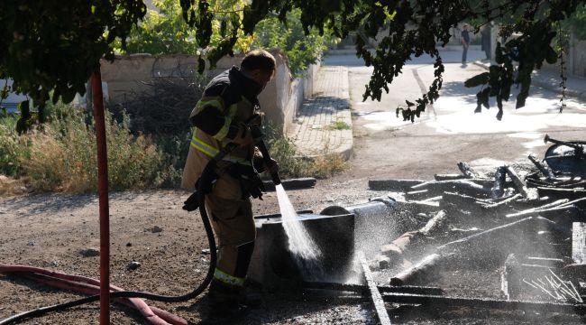 Karaman'da tutuşan atık malzemeler eve sıçramadan söndürüldü